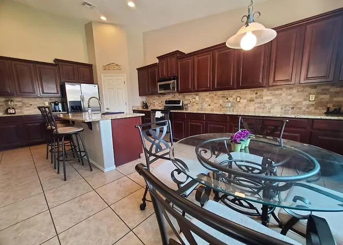 Ii Minutes To Airport And Downtown Hotel