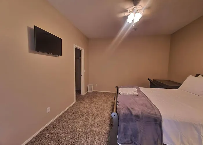 Ii Minutes To Airport And Downtown Hotel *