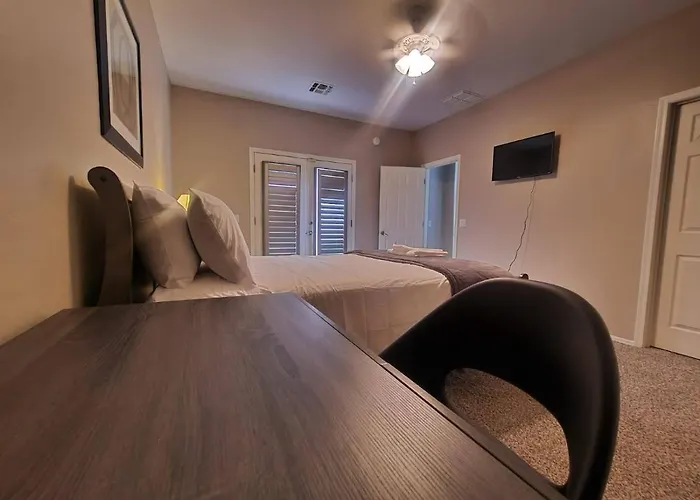 Ii Minutes To Airport And Downtown Hotel